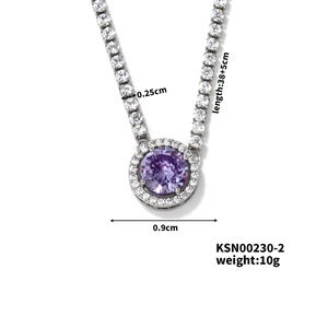 Dettaglio collana con cristallo viola e catena tennis regolabile di 38+5cm