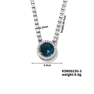 Dettaglio della collana tennis argento con ciondolo in gemma blu tonda e zirconi cubici
