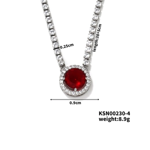 Dettaglio ravvicinato di una collana in argento con gemma rosso scuro e diamanti bianchi