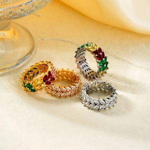 Set aus vier Kupferringen mit Zirkonia im Marquise-Schliff, Gold- und Silberfarben
