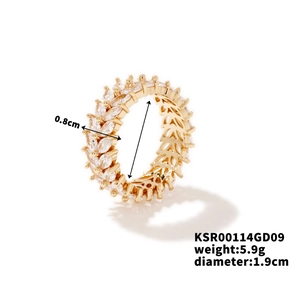 Detailansicht von 0,8 cm Breite und 1,9 cm Durchmesser des Goldrings mit Zirkonia-Steinen