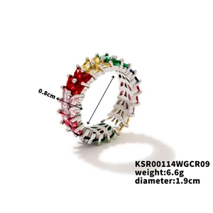 Makroansicht des buntem Zirkonia-Rings im Marquise-Schliff mit 0,8 cm Breite in Silber