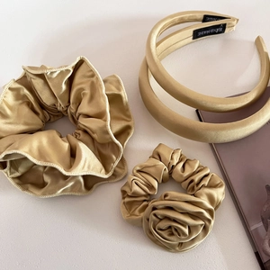 Détails d'accessoires cheveux en satin doré champagne avec design de fleur de rose
