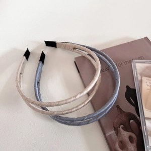 Serre-têtes élégants en satin double couche couleur champagne et bleu gris sur fond blanc