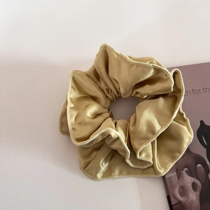 Chouchou géant en satin doré clair brillant pour femme avec plis élégants à double couche