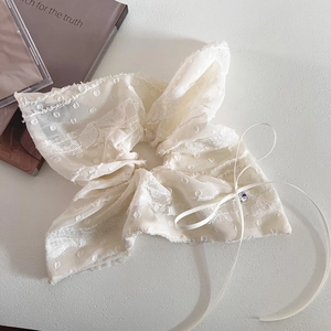 Chouchou élégant en dentelle blanche avec long ruban et détail strass bleu