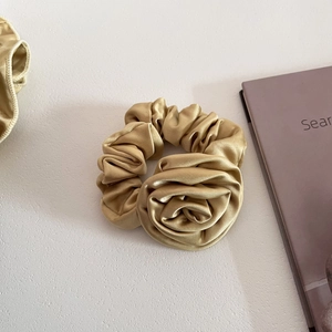 Chouchou élégant en satin doré champagne avec design de rose plissée et fini soyeux