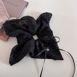 Chouchou en mousseline et dentelle à pois avec nœud en ruban noir et cristal élégant