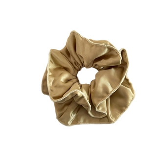 Chouchou élégant en satin doré champagne avec texture plissée brillante pour cheveux
