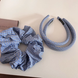 Übergroßes blaues Haargummi und passendes Stirnband-Set im minimalistischen Korea-Stil