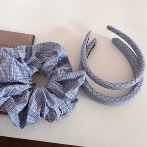 Set aus Lavendel und blauem kariertem XL-Haargummi und Haarreif für modisches Haarstyling