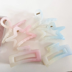 Pastel gradient star and geometric hair claws made of shimmering acetate material