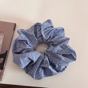 Übergroßes Haargummi mit blau-weißem Karomuster im koreanischen College-Stil