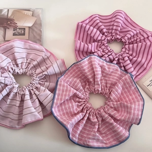 Détails de chouchous à carreaux et rayures roses avec une texture plissée douce