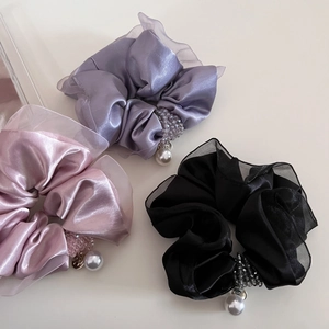 Eleganti elastici in raso con perle e perline nei colori lavanda, rosa e nero