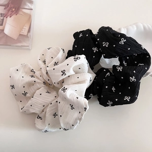 Lot de chouchous en organza chic avec motifs cœurs et nœuds en noir et blanc