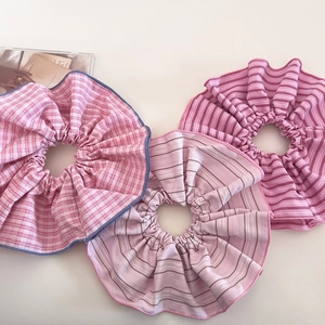 Détail de chouchous géants roses à carreaux et à rayures au style doux et féminin