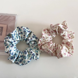 Lot de deux chouchous à fleurs bleu clair et beige avec un design plissé élégant