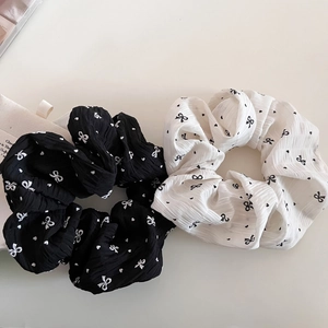 Chouchous à pois avec motifs de nœuds en tissu gaufré texturé noir et blanc