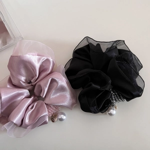 Eleganti elastici in raso e organza con perle e farfalla nei colori rosa e nero