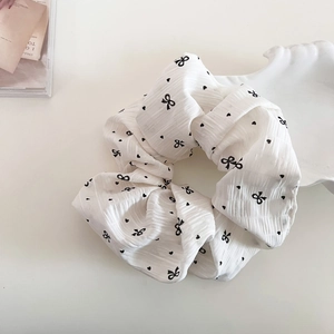 Chouchou blanc à froufrous avec motifs de nœuds et cœurs noirs en tissu texturé