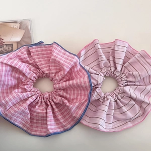 Lot de chouchous surdimensionnés à carreaux et rayures roses sur fond neutre