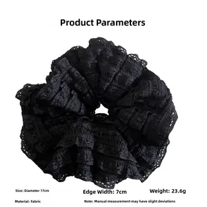 Détail d'un grand chouchou en dentelle noire de 17 cm de diamètre au design doux à couches