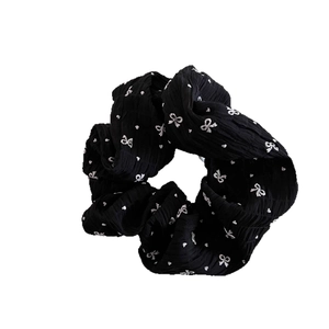 Chouchou plissé noir avec petits nœuds blancs et motifs à pois pour la coiffure