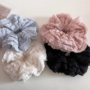 Lot de quatre chouchous en dentelle à plusieurs couches en bleu, rose, crème et noir