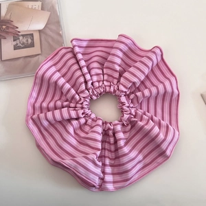 Détail du chouchou à rayures roses montrant les coutures précises et le tissu doux
