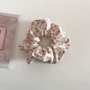 Chouchou élégant aux fleurs bleu et violet avec motifs floraux délicats sur tissu de coton
