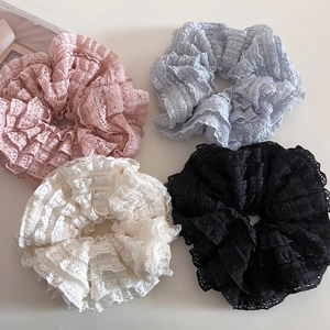 Lot de quatre chouchous en dentelle pastel en rose, bleu clair, crème et couleur noire