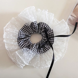 Détail du chouchou vichy avec bordure en dentelle à pois et ruban en satin noir