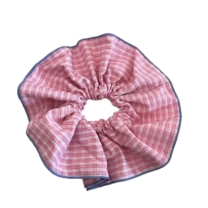 Chouchou à carreaux roses et blancs avec des coutures de bordure bleues vives