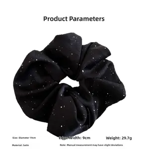 Detaillierte Größenparameter für den 19 cm großen schwarzen Satin-Scrunchie mit Pailletten