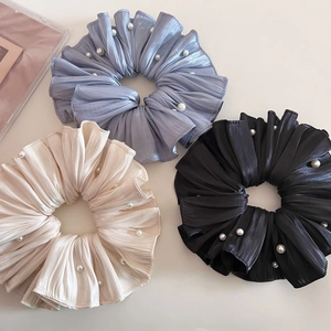 Dreiteiliges Scrunchie-Set in Blau, Beige und Schwarz mit künstlichen Perlen