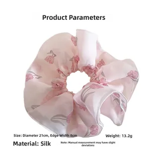 Dettaglio dello scrunchie in tulle rosa tulipano con 21cm di diametro e 8cm