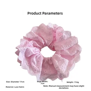 Détails du chouchou en dentelle rose double couche montrant le diamètre de 17cm et la largeur