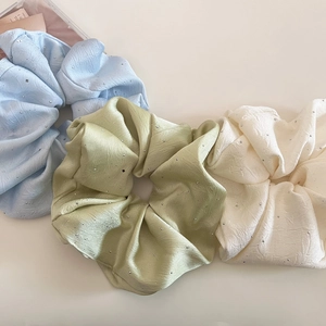 Drei Satin-Haargummis mit Strasssteinen in Blau, Grün und Creme für elegante Frisuren