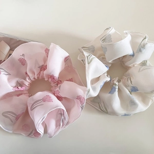 Eleganti elastici per capelli in organza con stampa a tulipano in rosa e crema