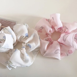 Dettagli di elastici in mesh a doppio strato con stampe floreali di tulipani rosa e beige