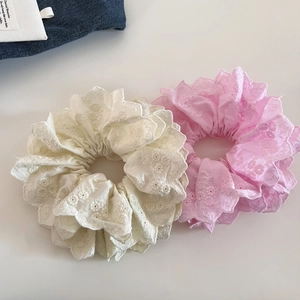 Lot de deux chouchous en dentelle française rose et crème avec broderie florale