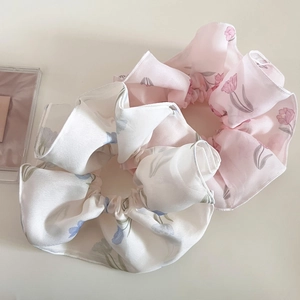 Dettaglio di scrunchies con stampa floreale a tulipano in tessuto a doppio strato