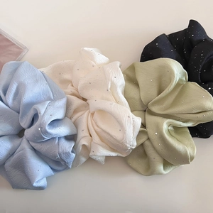 Funkelndes Satin-Haargummi-Set mit schimmernden Strasssteinen in vier eleganten Farben