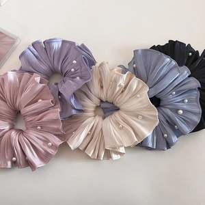 Elegante Perlen-Haargummis mit Plissee-Effekt in sanften Farben und Satin-Optik