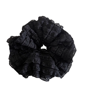Chouchou élégant en dentelle noire multicouche avec un design à volants plissés