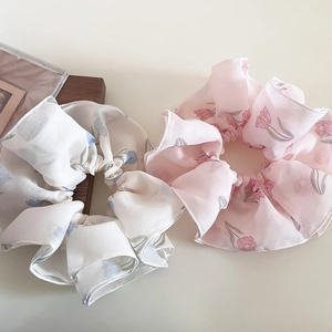 Eleganti elastici scrunchie in chiffon con stampe di tulipani nei toni crema blu e rosa ciliegia