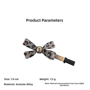 Detailansicht der Haarspange mit Leopardenmuster aus Acetat und goldener Legierung