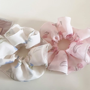 Dettaglio di elastici per capelli in tulle a doppio strato con motivi floreali di tulipani