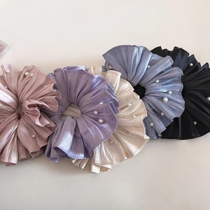 Detailansicht von fünf plissierten Chiffon-Haargummis mit Perlen in eleganten Farben